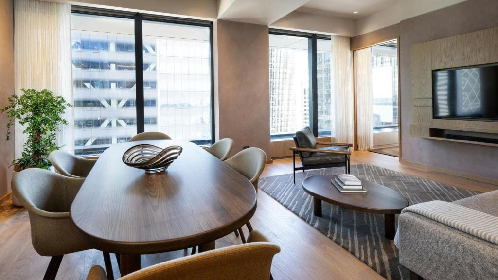 One-Bedroom Suite with City View - Club Lounge Access room - Image 3