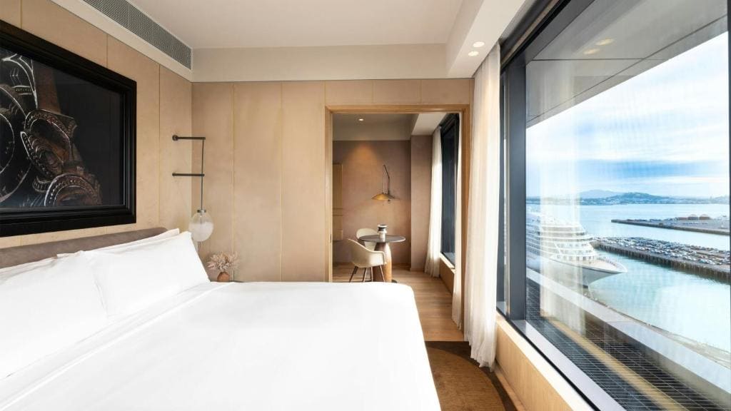 One-Bedroom Suite with Club Lounge Access room - Image 2