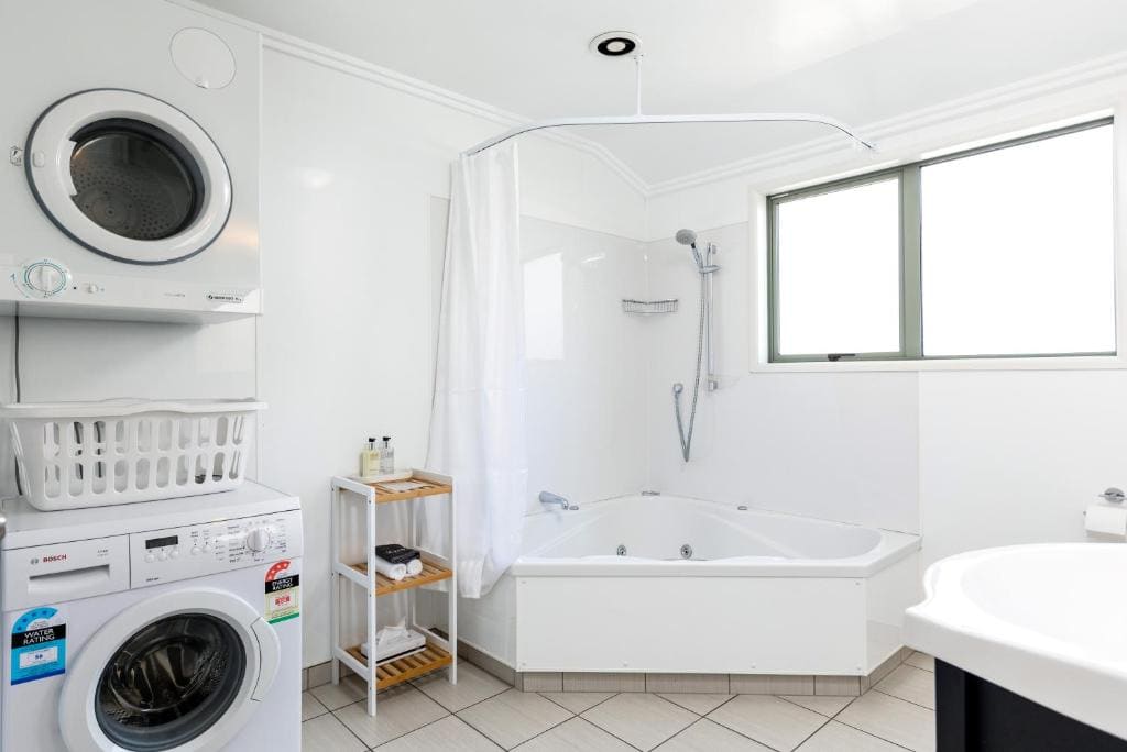 Deluxe Apartment with Spa room - Image 3