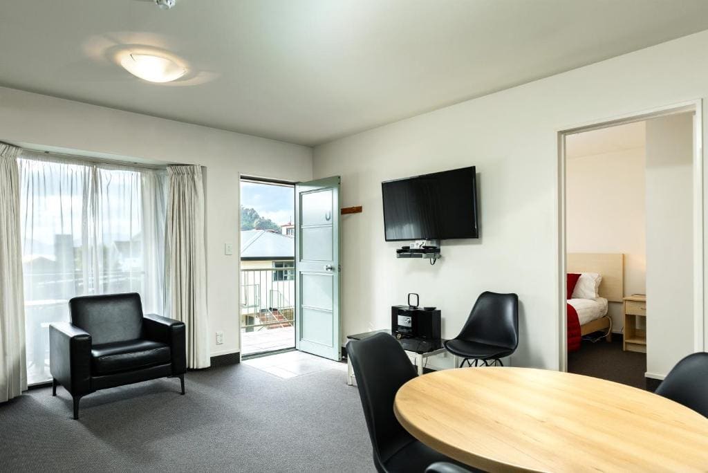 Two-Bedroom Apartment with Private Spa Bath room - Image 2