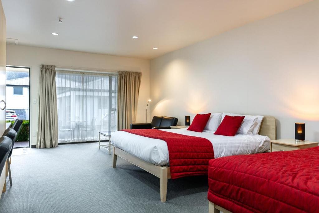 Luxury Studio with Private Spa Bath room - Image 2
