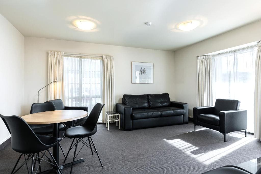 Two-Bedroom Apartment with Private Spa Bath room - Image 1