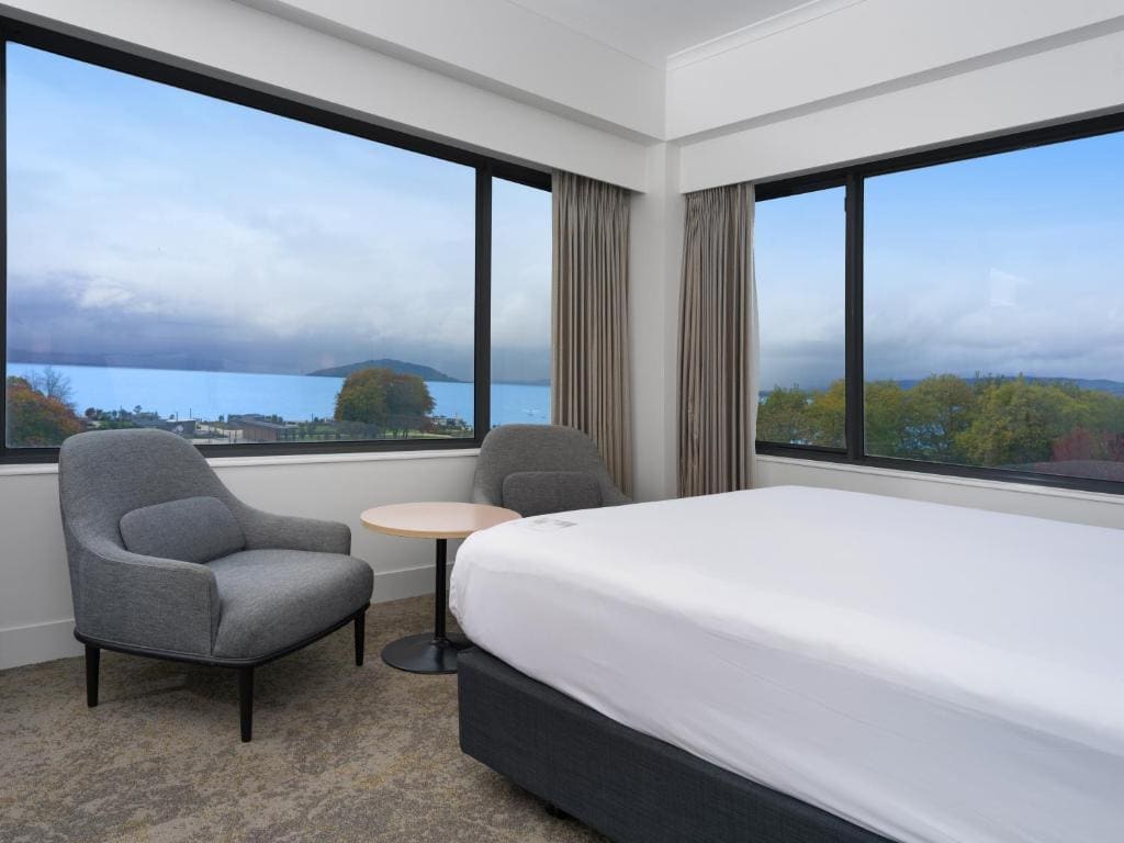 Junior King Suite with Lake View room - Image 3