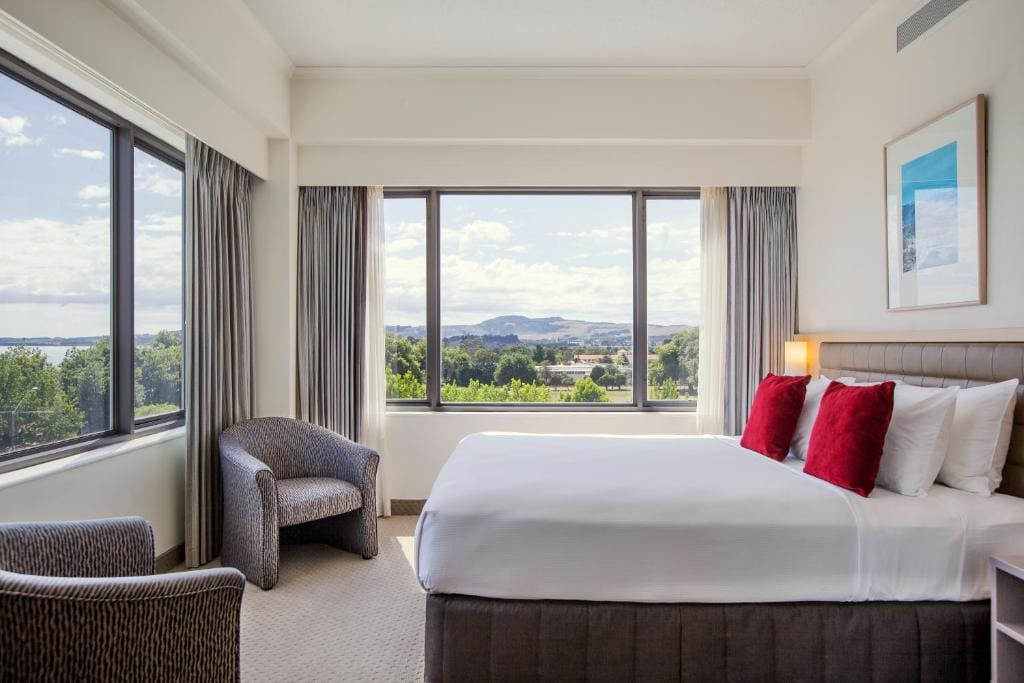 Junior King Suite with Lake View room - Image 2