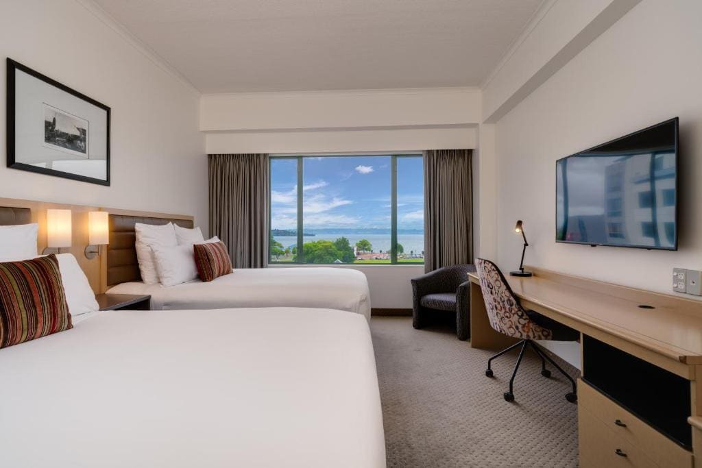 Superior Twin Room with Two Double Beds Lake View room - Image 2