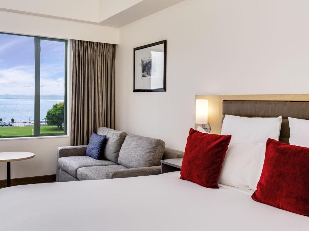 Superior King Room with Lake View room - Image 3