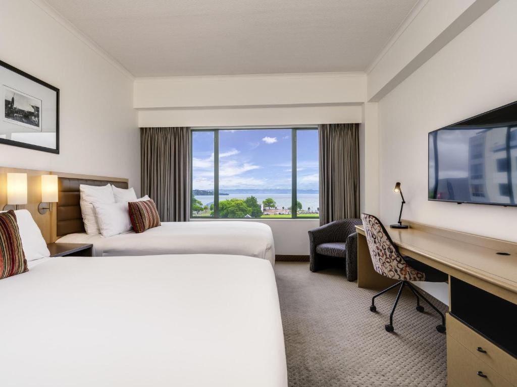 Superior Twin Room with Two Double Beds Lake View room - Image 3