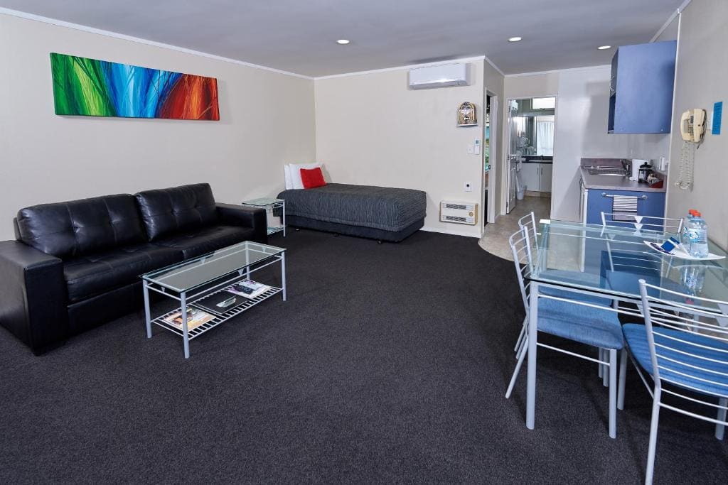 One-Bedroom Apartment with Hot Tub room - Image 1