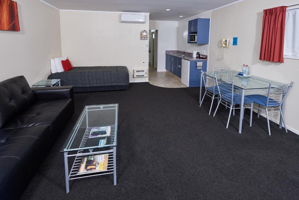 One-Bedroom Apartment with Hot Tub room - Image 2