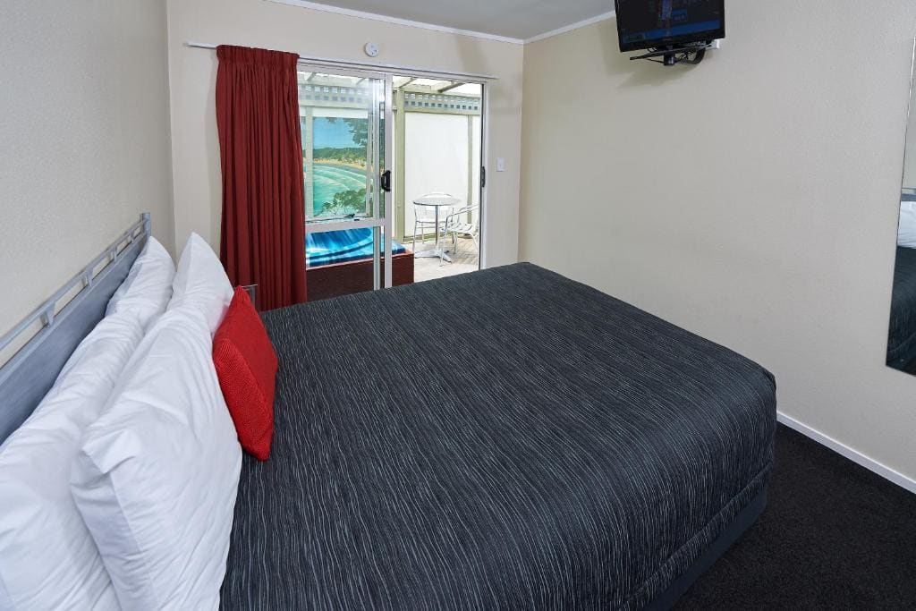 One-Bedroom Apartment with Hot Tub room - Image 3