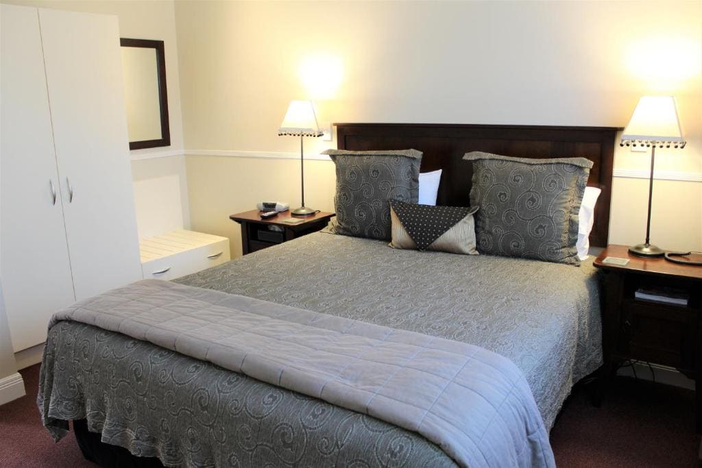 One-Bedroom Apartment room - Image 1