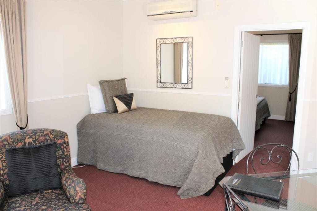 One-Bedroom Apartment room - Image 2