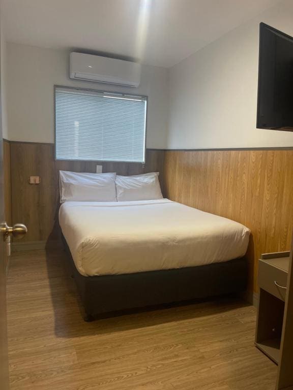 Twin Room with Bathroom room - Image 3