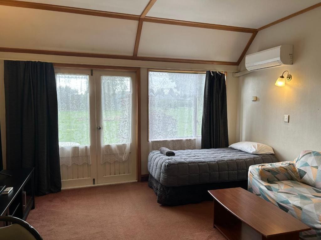 One-Bedroom Apartment room - Image 1