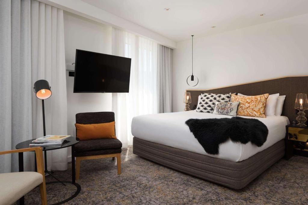QT Deluxe King Room room - Image 2