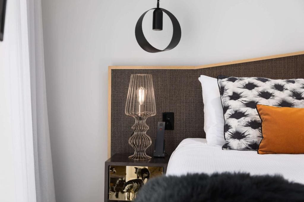 QT Harbour View King Room room - Image 3