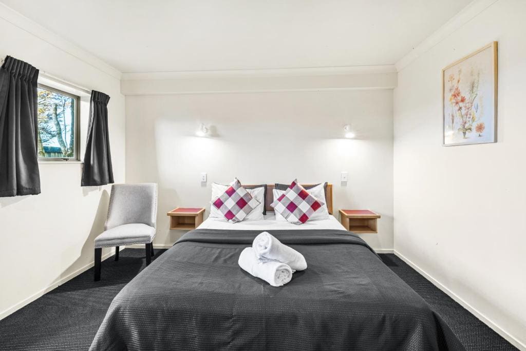 One-Bedroom Apartment room - Image 1