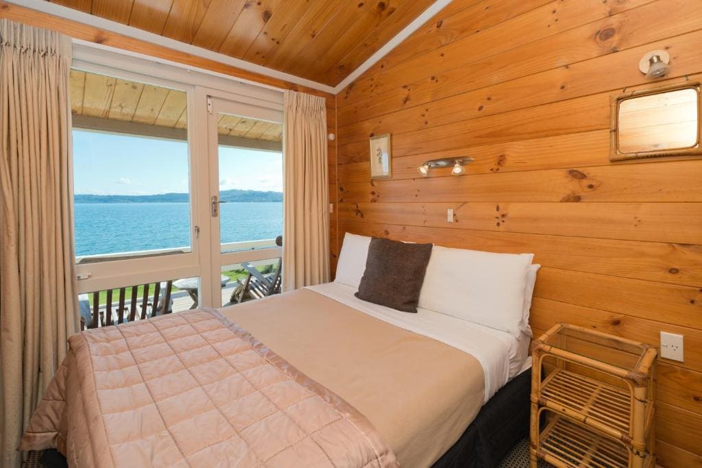 Three-Bedroom House - Lake Front room - Image 2