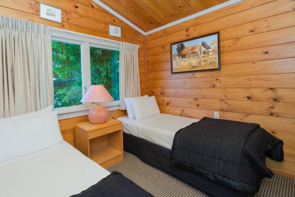 Three-Bedroom House - Lake Front room - Image 3