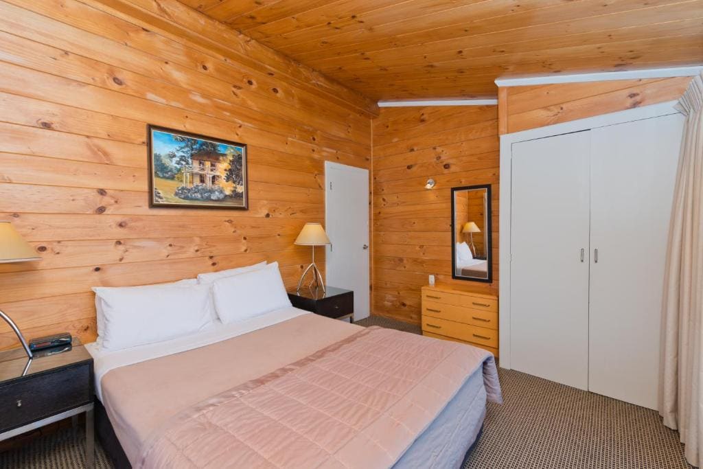 Two-Bedroom Apartment with Courtyard View room - Image 3