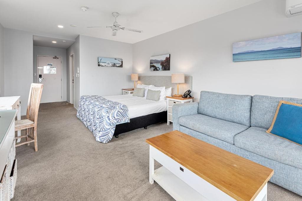 Deluxe King Room with Balcony - Non Smoking room - Image 1