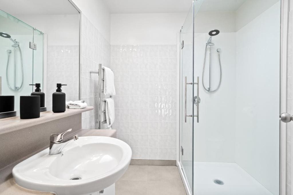 Deluxe Double Room (2 Adults + 1 Child) room - Image 2