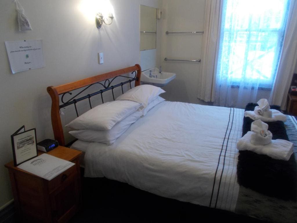 Single Room with Shared Bathroom room - Image 2