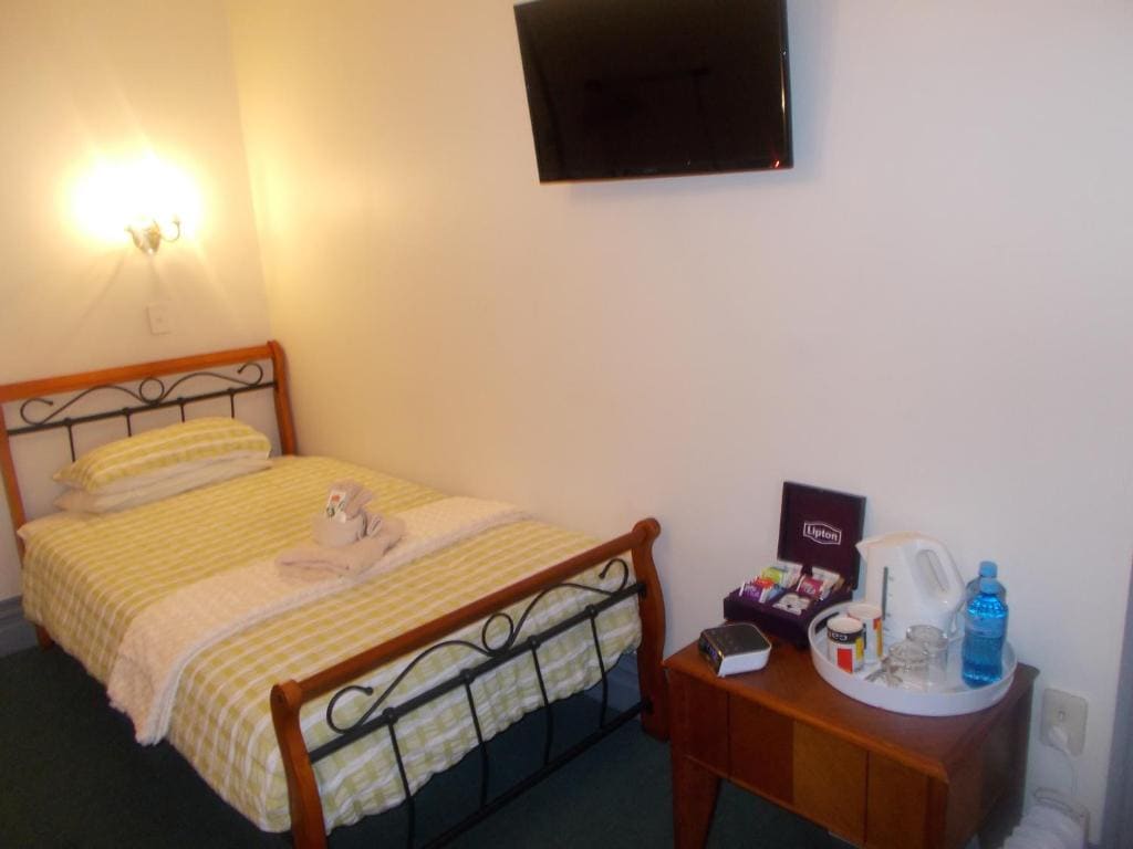 Single Room with Shared Bathroom room - Image 1