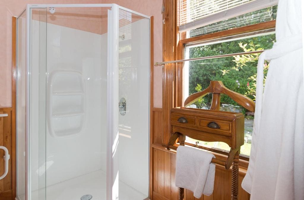 Queen Room with Garden View room - Image 3