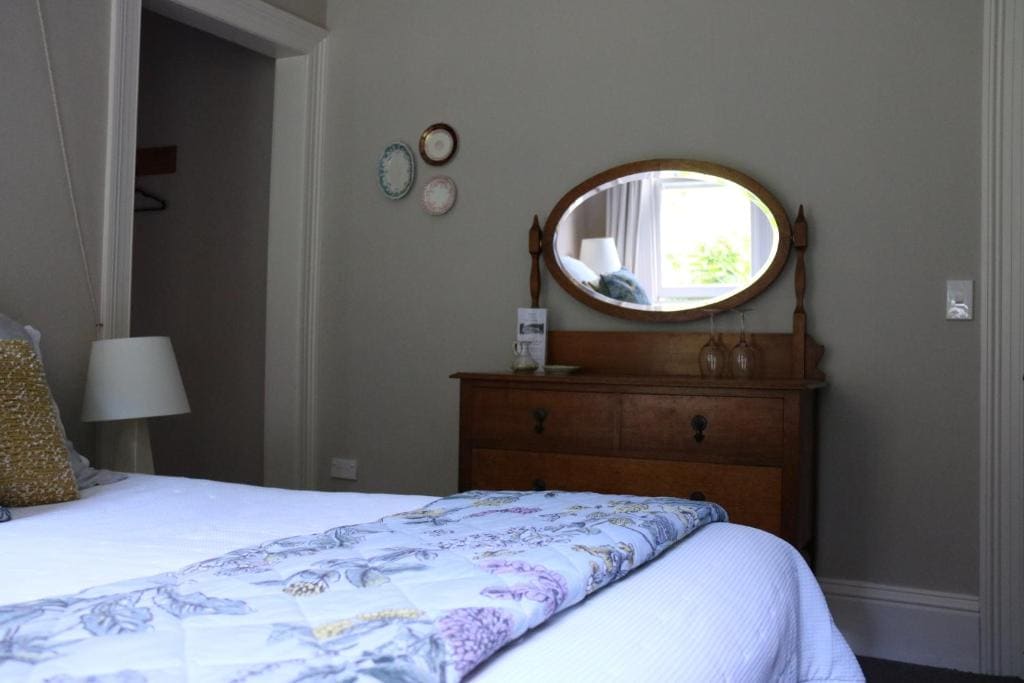 Queen Room with Garden View room - Image 2