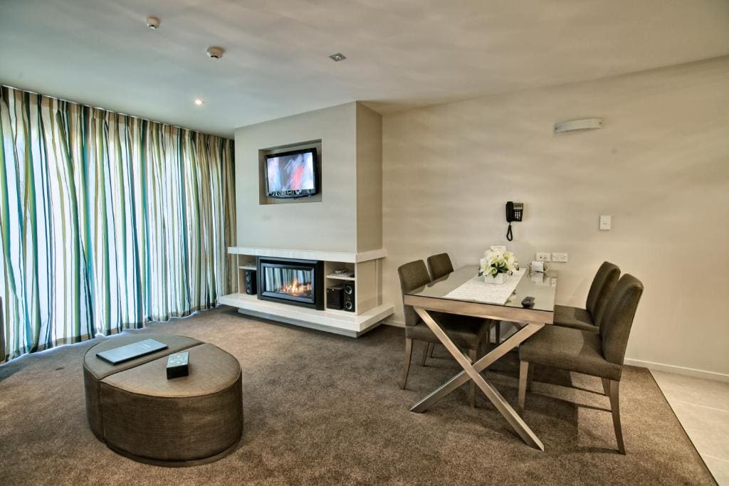 Executive King One-Bedroom Apartment - St James room - Image 2