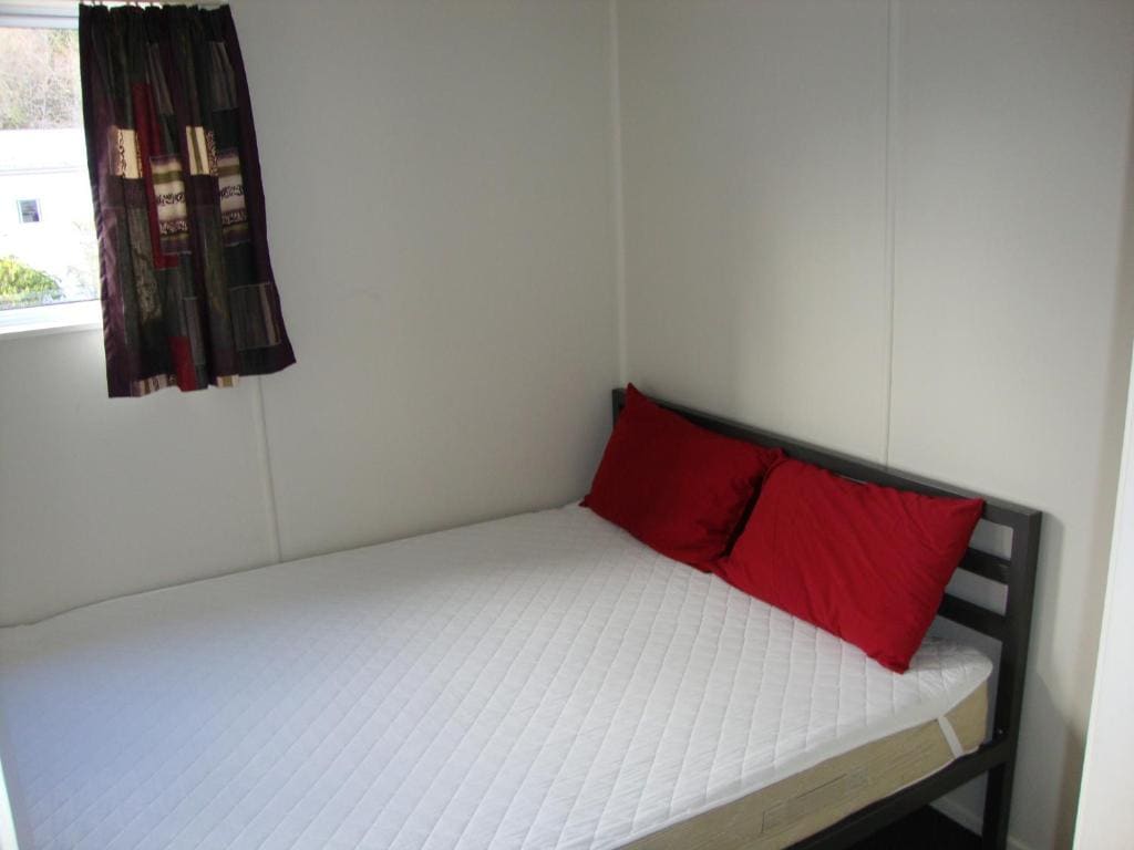 Family Room with Shared Bathroom room - Image 3