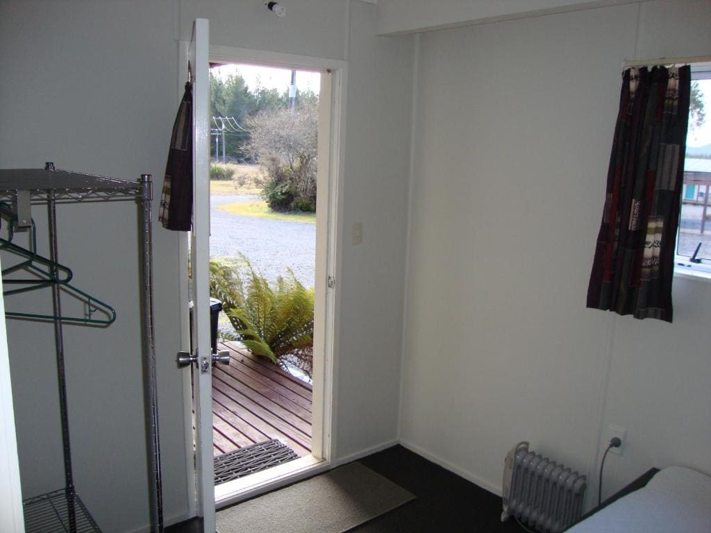 Basic Double Room with Shared Bathroom room - Image 3