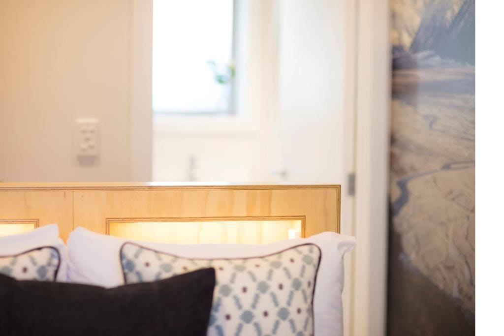 Compact double room street facing room - Image 3
