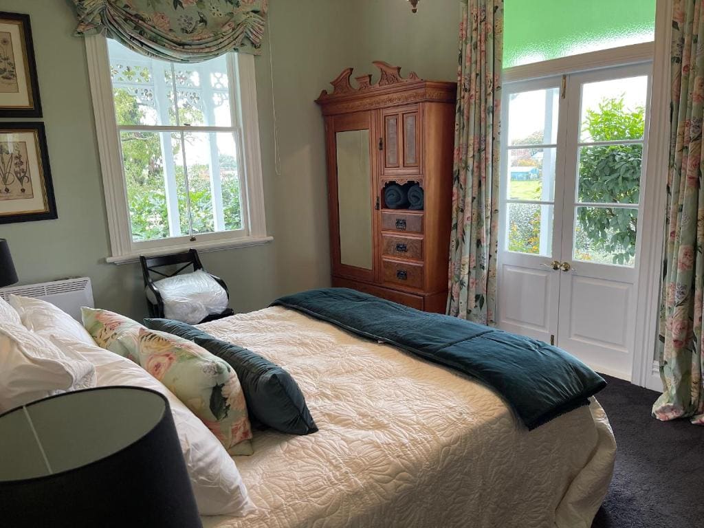 Deluxe King Room room - Image 2