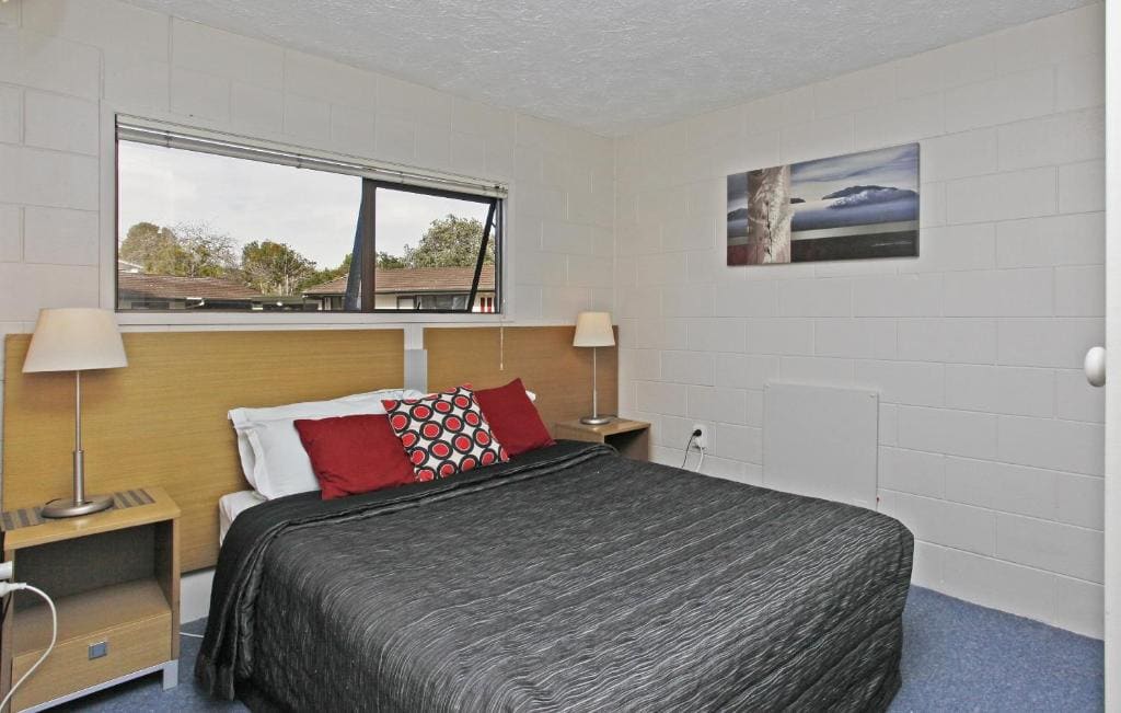 One-Bedroom Apartment room - Image 1