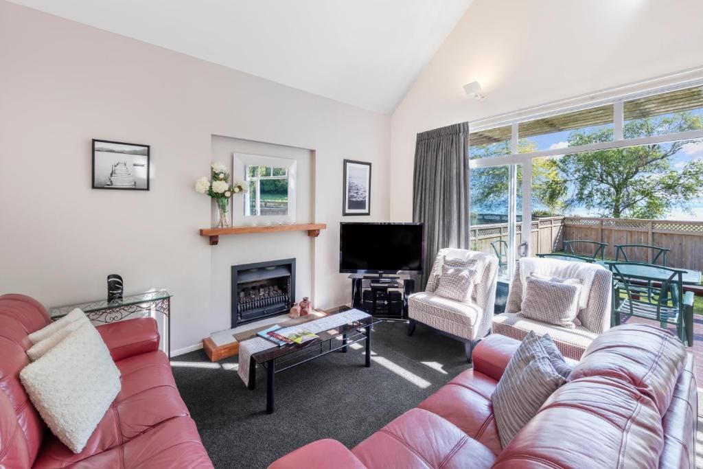 Executive Three Bedroom Chalet with Lake View room - Image 2