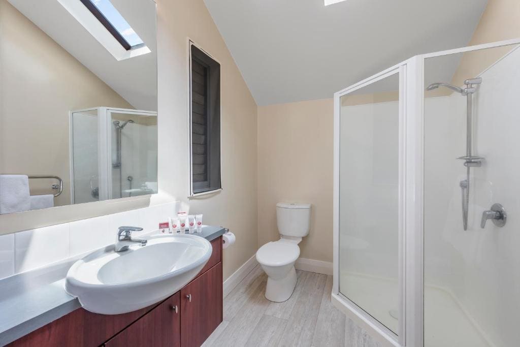 Three-Bedroom Lodge room - Image 2