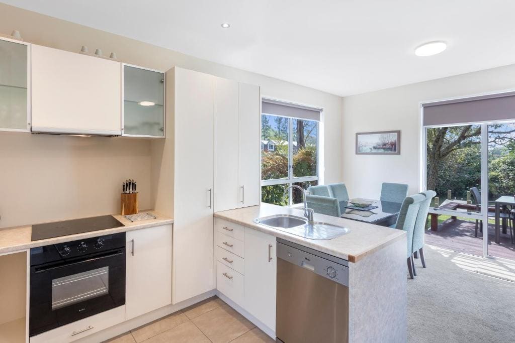 Three Bedroom Deluxe Lodge room - Image 2