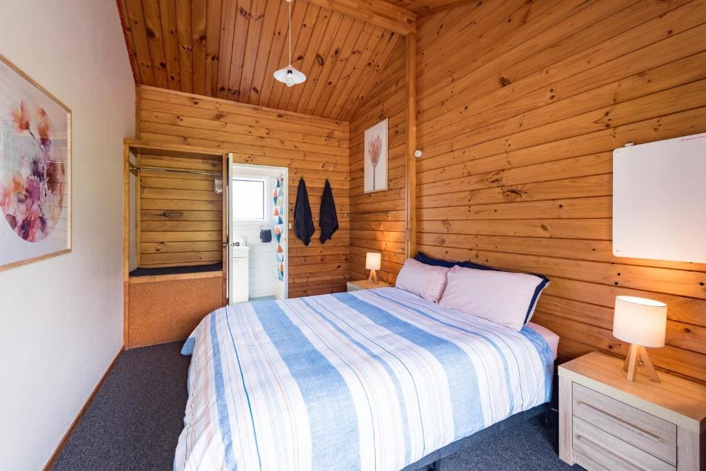 Queen Room with Private Bathroom room - Image 1