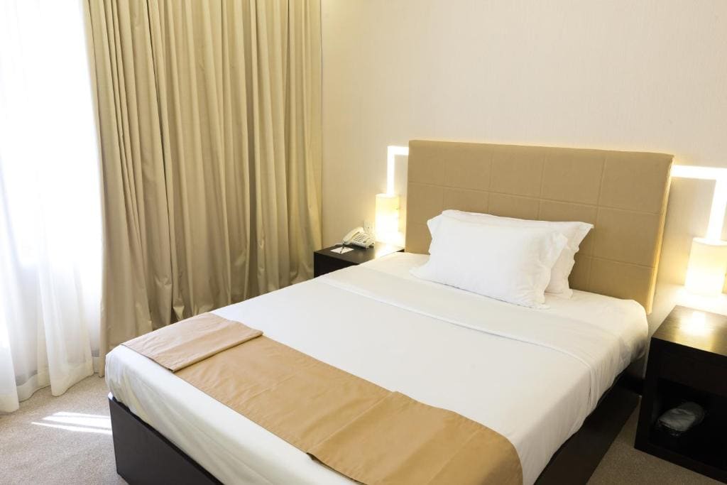 Classic King Bed Room with Sea View room - Image 3