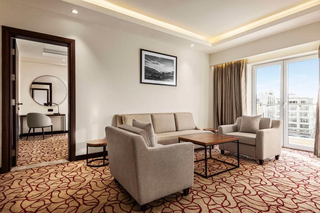 Executive Suite - Lounge Access room - Image 2