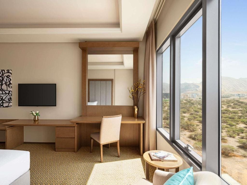 Deluxe King Room with City View room - Image 3