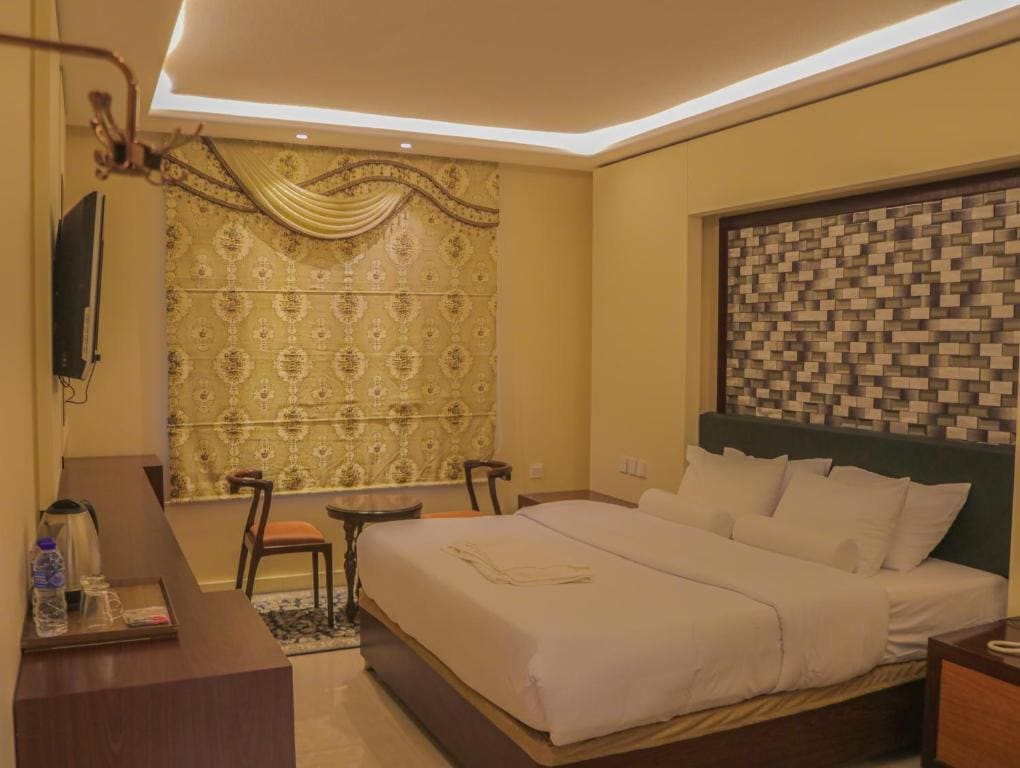 Deluxe King Suite room - Image 3