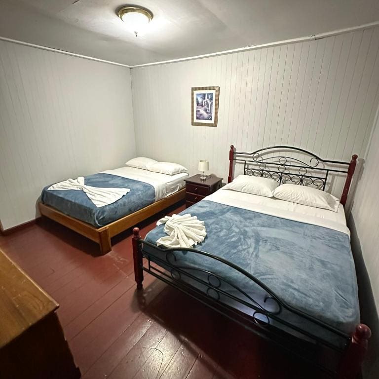 Double Room with Shared Bathroom room - Image 2