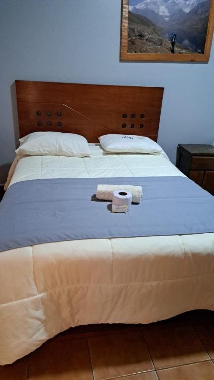 Single Room with Bathroom room - Image 2