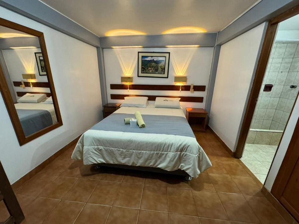 Single Room with Bathroom room - Image 3