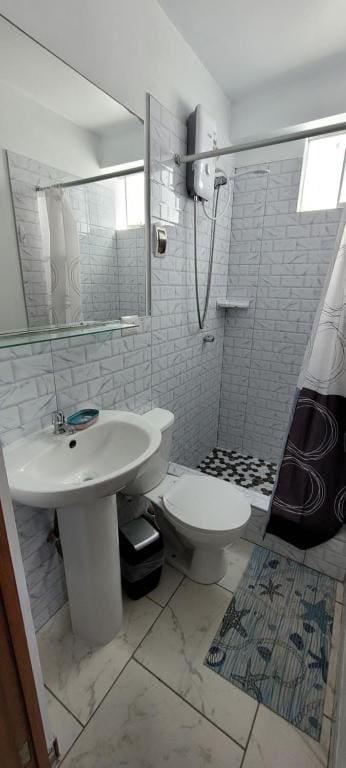 Double Room with Shared Bathroom room - Image 2