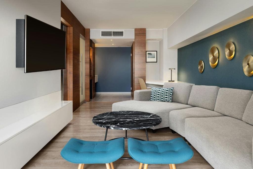 One-Bedroom Panoramic King Suite with City View room - Image 3