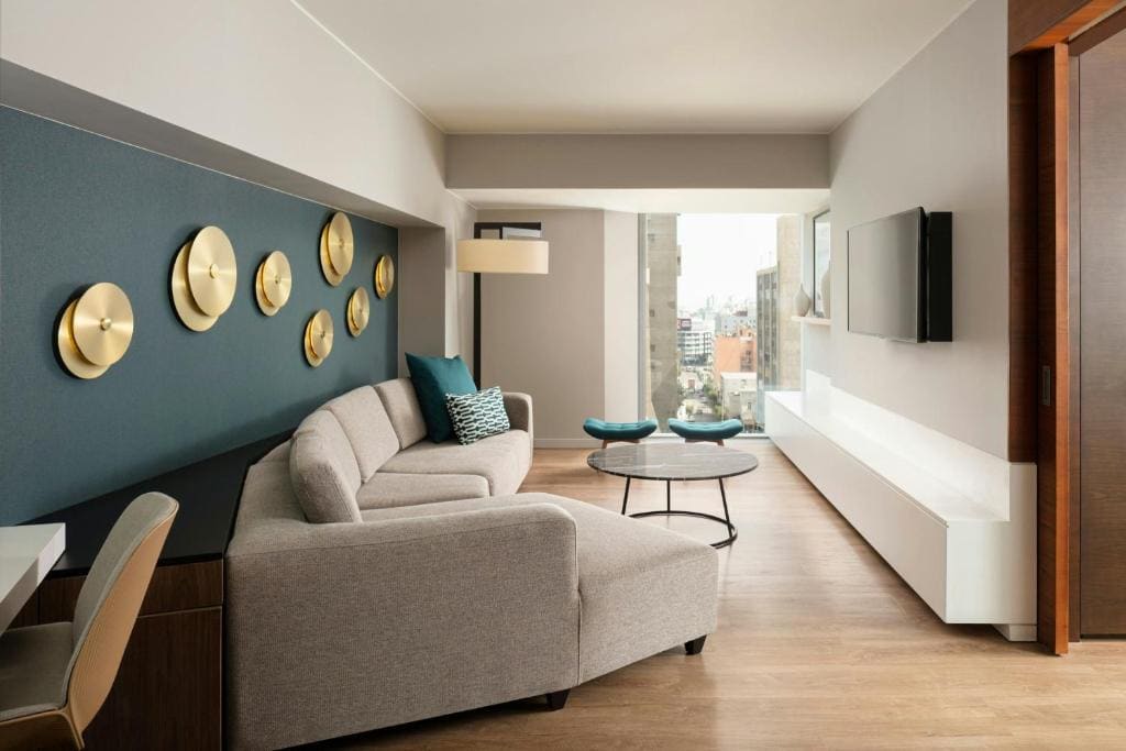 One-Bedroom Panoramic King Suite with City View room - Image 2